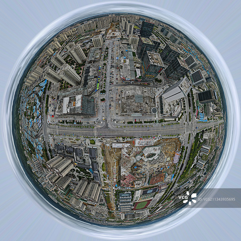 贵州省遵义市新蒲新区云雾缭绕，城市在云雾中时隐时现，十分壮观图片素材