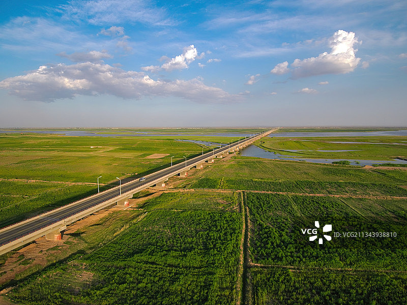 黄河大桥横跨农田与河面-航拍图片素材