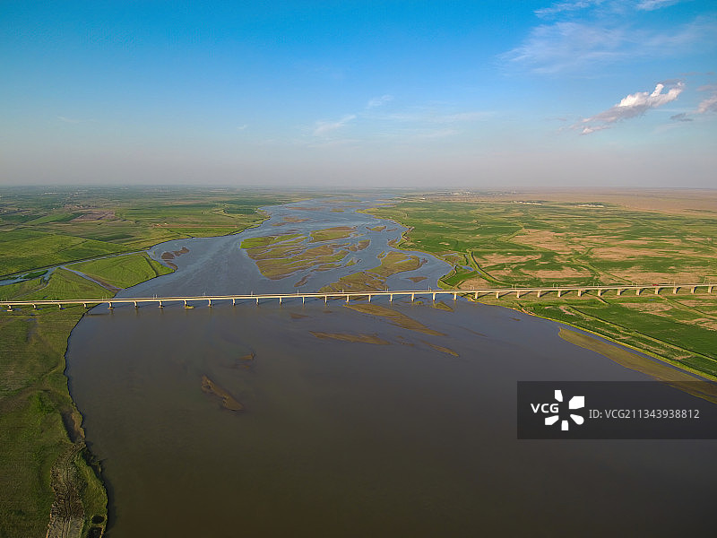 黄河大桥横跨绿色的农田与河面-航拍图片素材