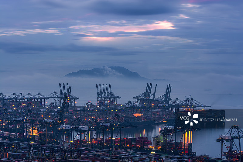 晨曦中的盐田港图片素材