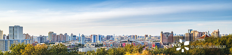 中国新疆乌鲁木齐市城市天际线图片素材
