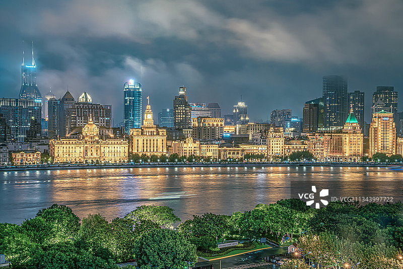 上海 隔江瞭望雨夜中的黄浦江外滩风光图片素材