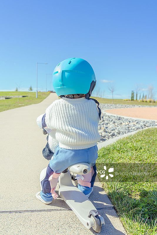 野外骑车训练的幼儿图片素材