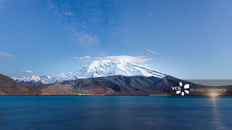 慕士塔格火流星图片素材