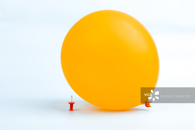微缩景观曲别针将要扎破气球图片素材