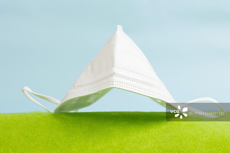 微缩景观草原上的口罩图片素材