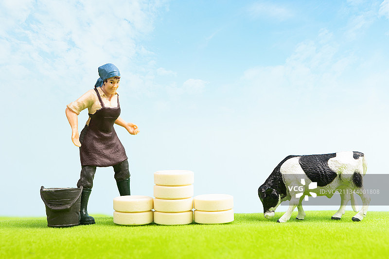微缩景观挤奶工挤牛奶生产奶片钙片图片素材