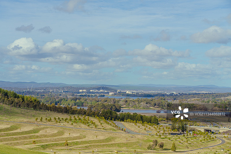蓝天白云下的湖光山色图片素材
