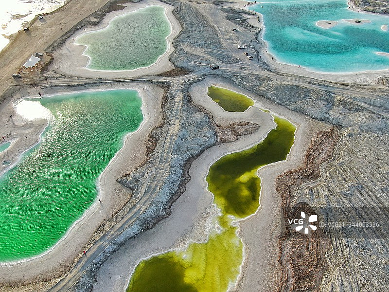 大柴旦翡翠湖，翠绿碧透与莹白如玉的盐花交汇的镜湖让你惊艳图片素材