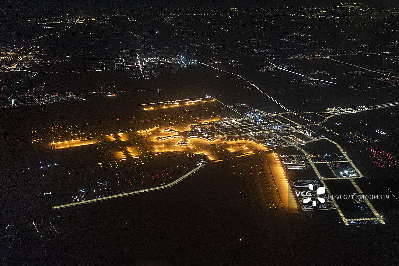 夜晚高空航拍北京新门户大兴国际机场图片素材