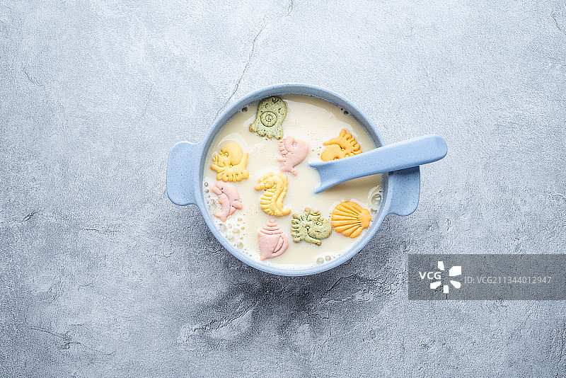 儿童营养早餐热豆浆泡饼干图片素材