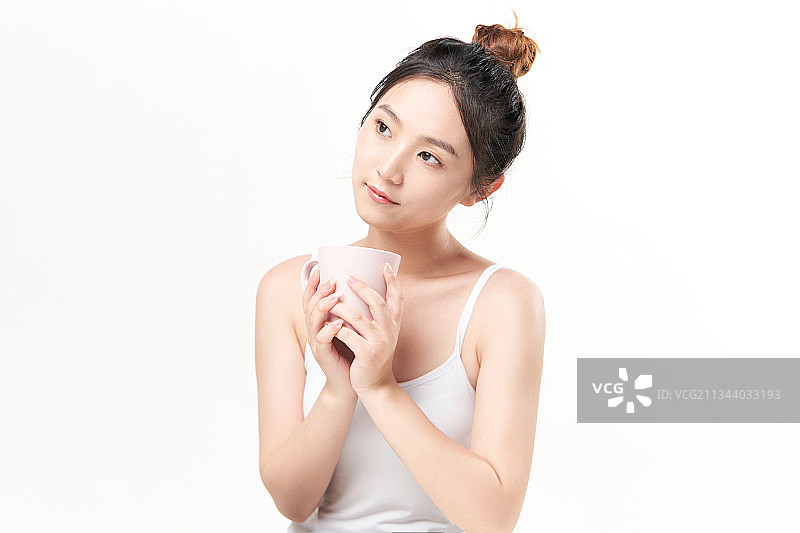 手捧水杯的丸子头美女图片素材