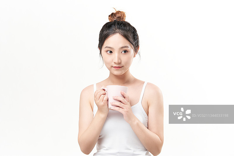 手捧水杯的丸子头美女图片素材