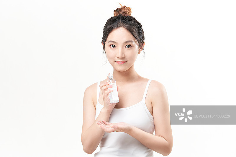 一位手捧护肤品的美女图片素材