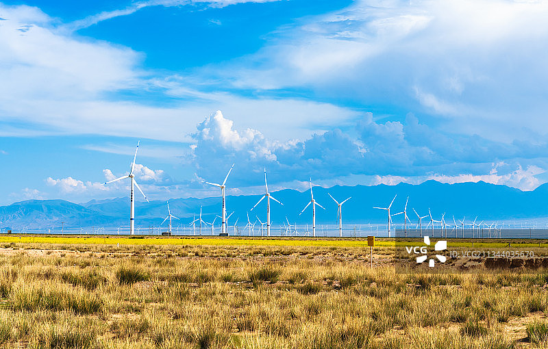 青海省柴达木盆地中的茶卡风力发电场图片素材
