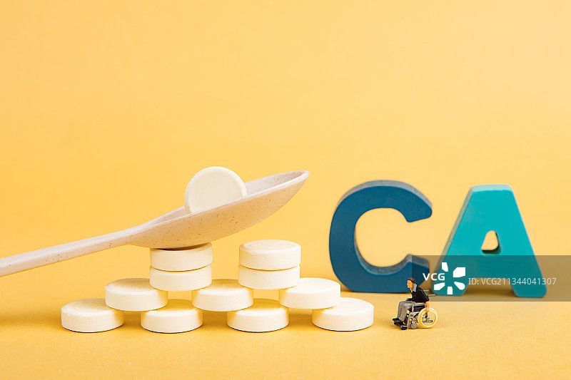 微缩景观创意勺子上的钙片奶片轮椅老人补钙图片素材