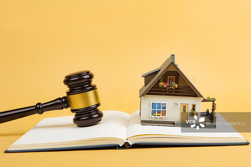 法拍房，书本，法律体系，法官锤图片素材