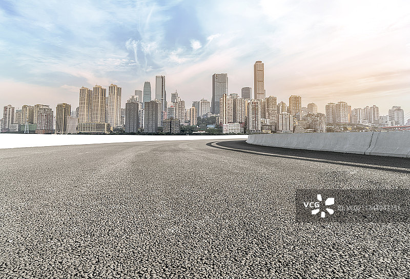 前进的道路地面和城市建筑图片素材