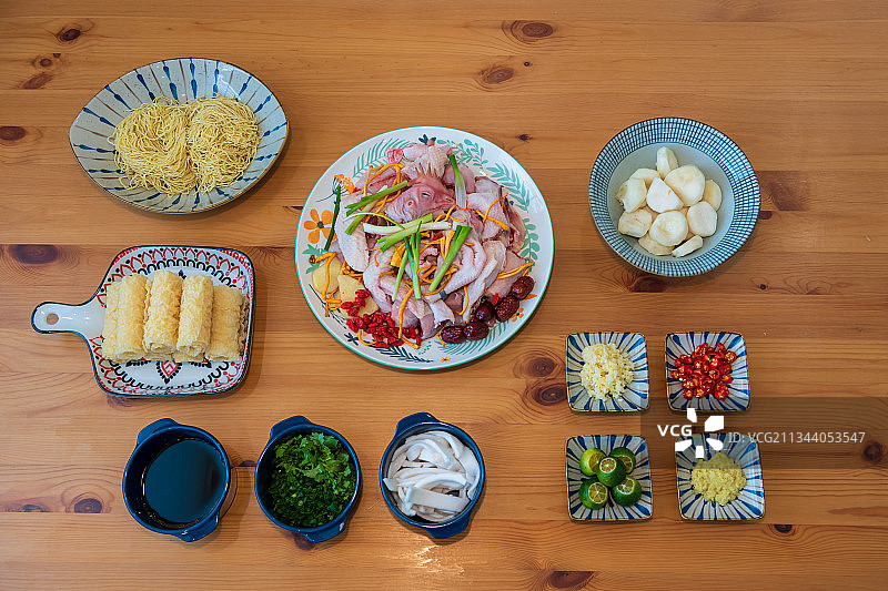 海南黎族特色美食椰子鸡火锅正上方视角图片素材