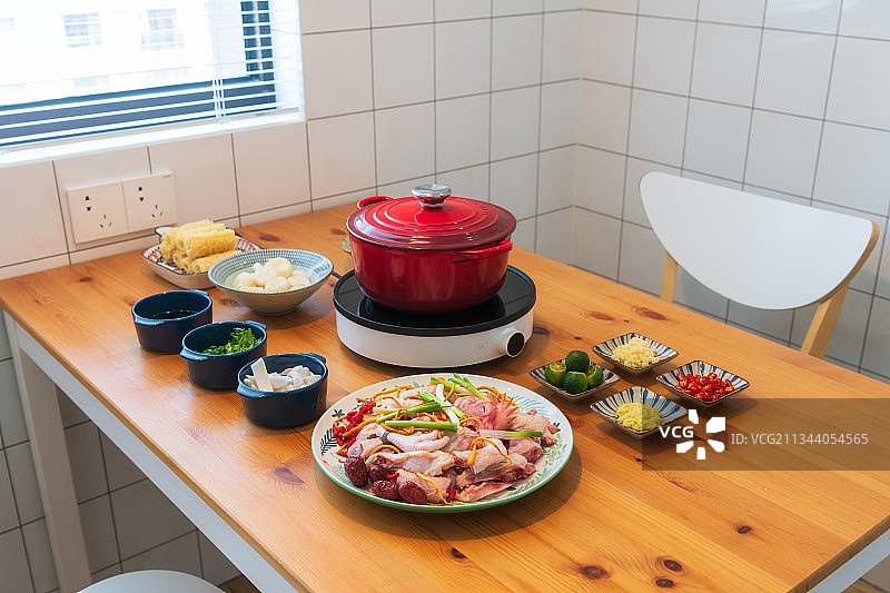 海南黎族特色美食椰子鸡火锅图片素材