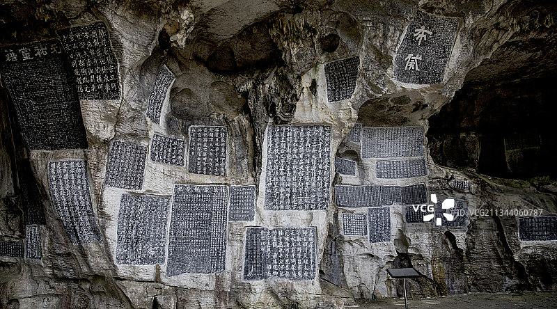 中国广西桂林市七星公园龙隐岩龙隐洞摩崖石刻图片素材