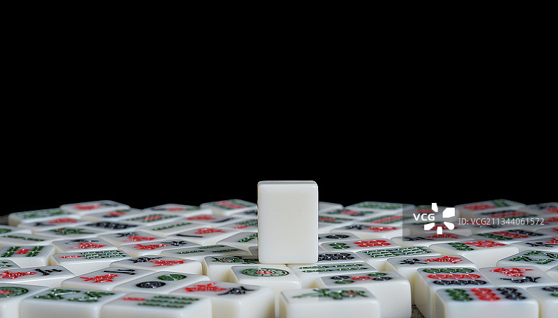 凌乱摆放的麻将牌图片素材