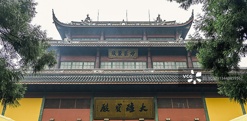 杭州灵隐寺大雄宝殿仰视图片素材