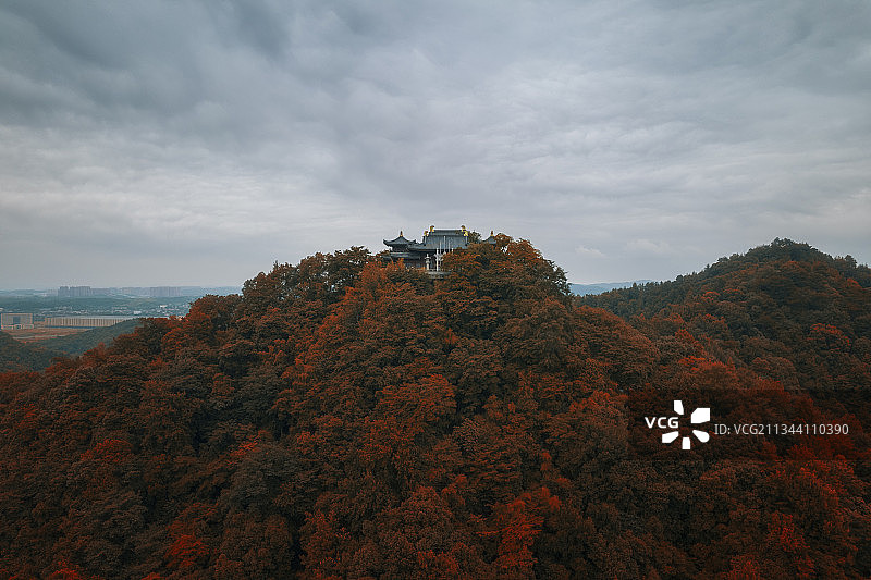 昭山，红叶，乌云，山巅，古寺图片素材