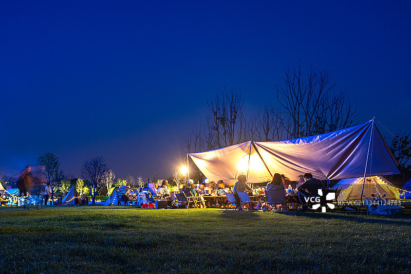 夜晚惬意露营图片素材