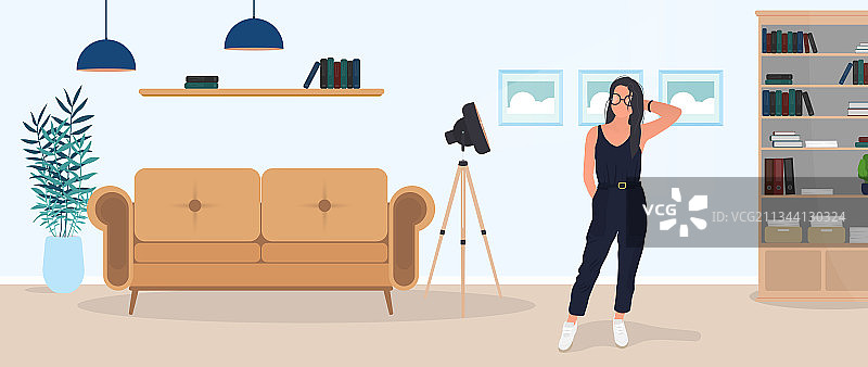 身穿时尚西装在房间里摆姿势的深色头发模特女孩图片素材