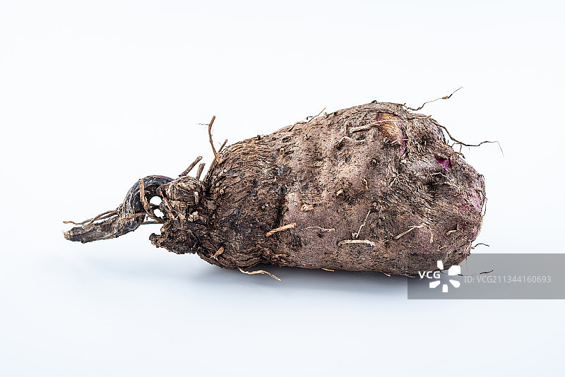 白背景上新鲜紫大薯图片素材