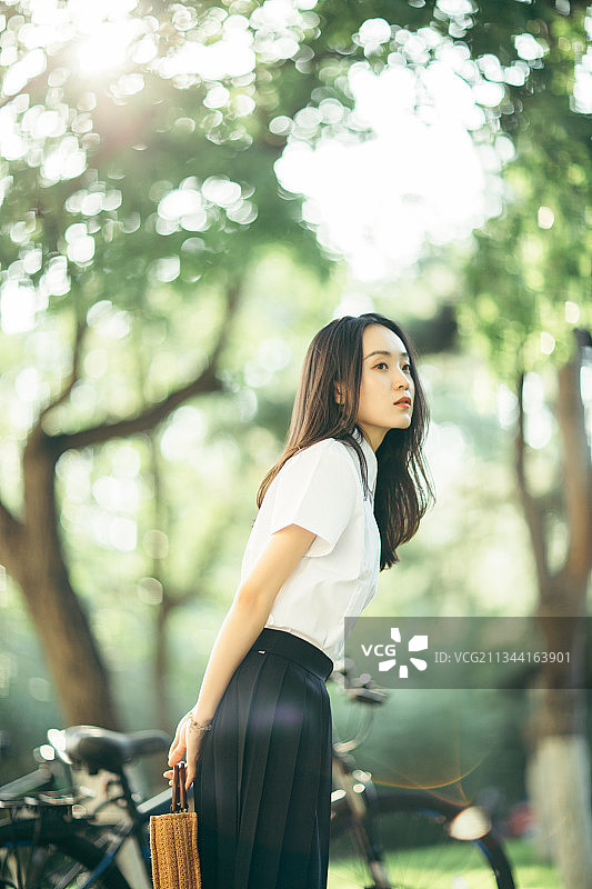 东方美女大学生在校园里图片素材