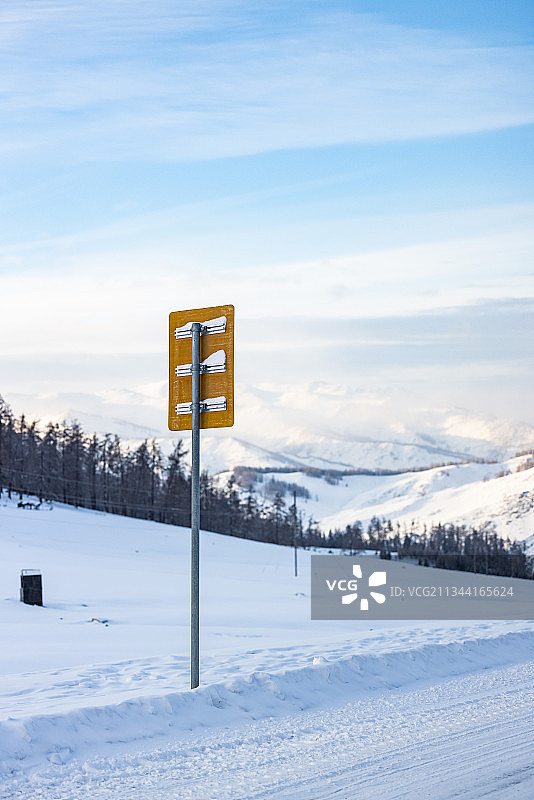 雪地公路旁的路牌图片素材