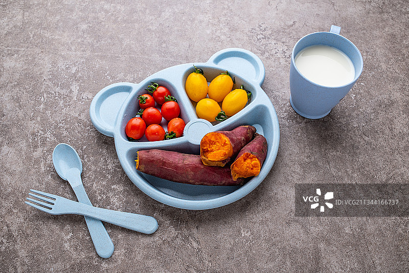 营养均衡的儿童早餐图片素材