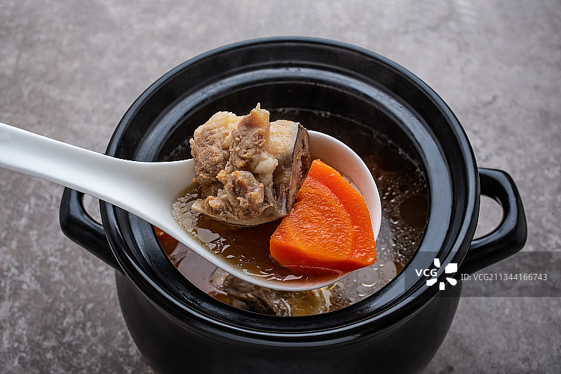 营养老火煲汤胡萝卜猪骨汤图片素材