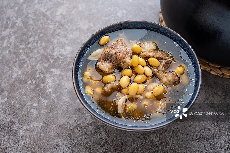 一碗营养美味的黄豆猪骨汤图片素材