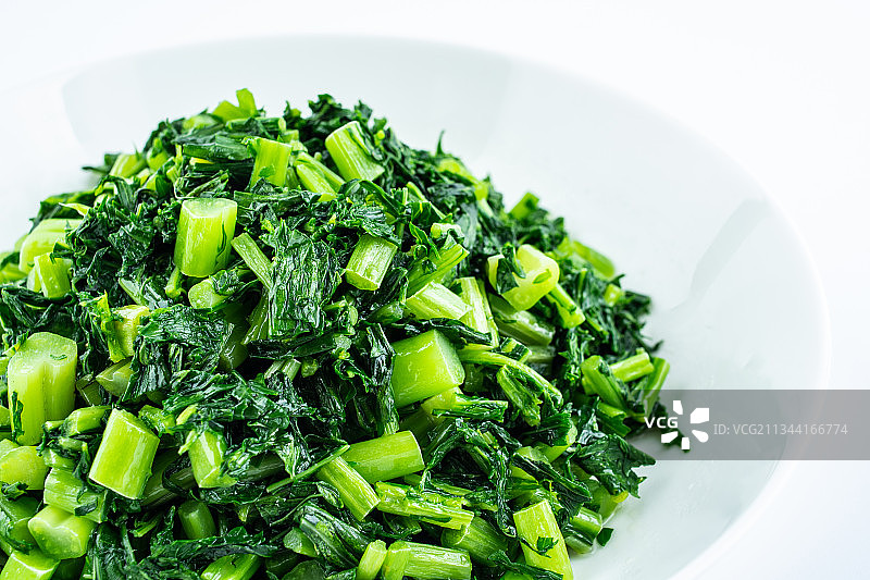 白背景上一碟炒雪里红图片素材