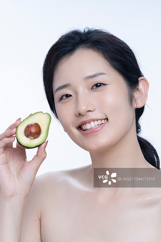 美女拿着牛油果图片素材