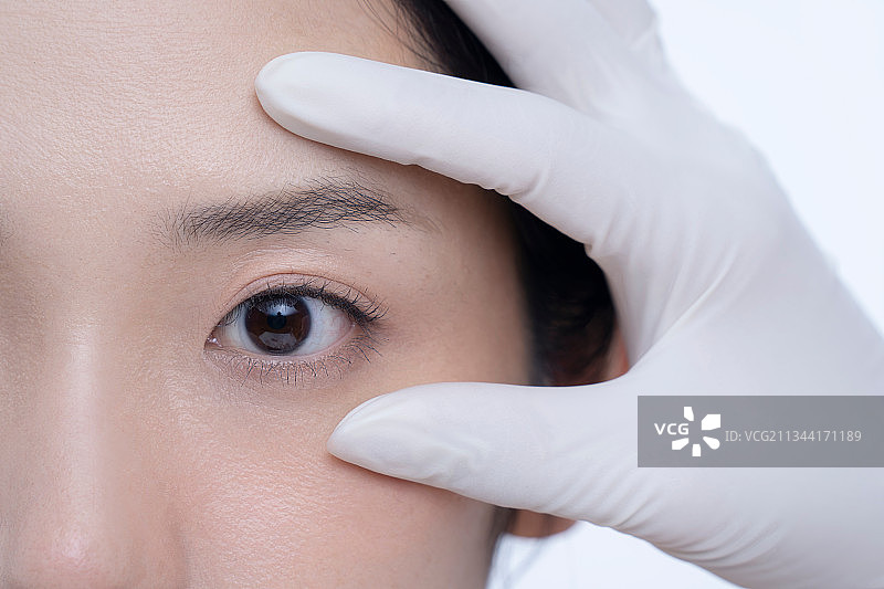 做面部提升的青年女性图片素材