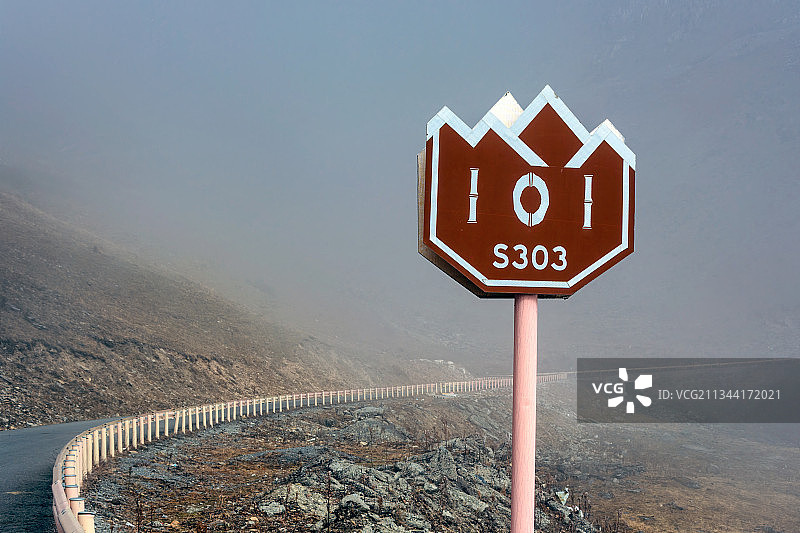 中国四川汶川县巴郎山，迷雾中的303省道及路牌图片素材