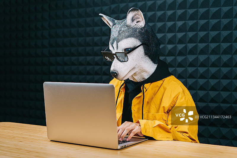 戴狗头头套的男子图片素材