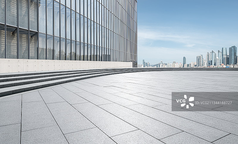 上海大剧院广场与青岛天际线图片素材