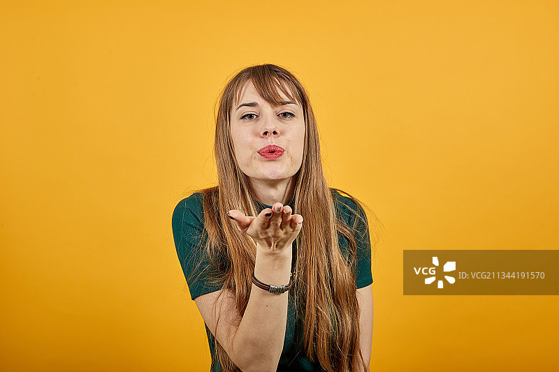 飞吻的美丽年轻女子肖像图片素材