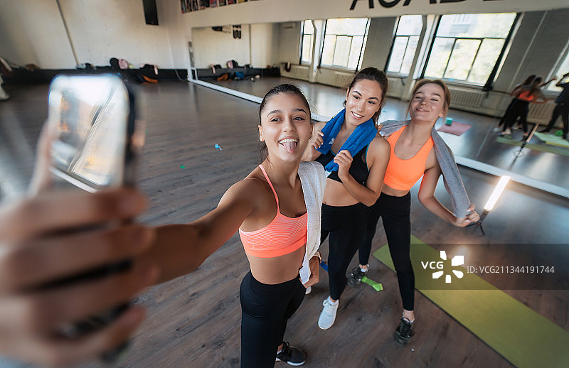 两个女人在努力锻炼后自拍图片素材
