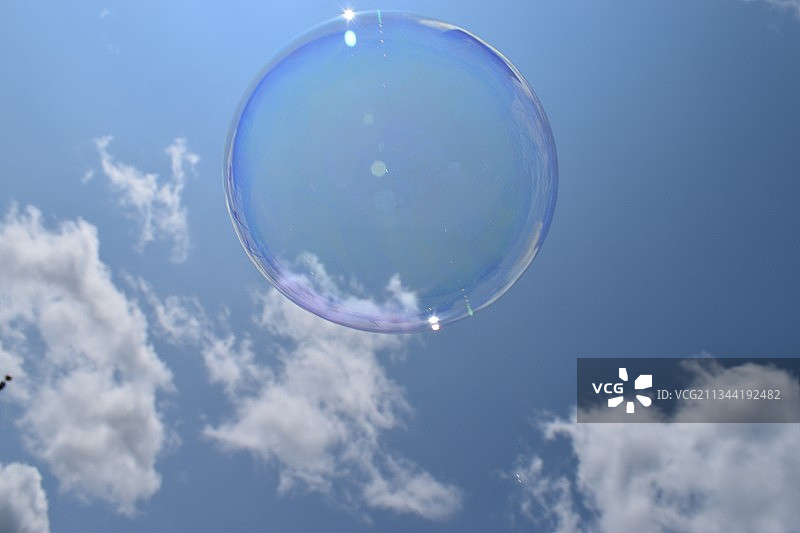 美国天空背景下气泡低角度图片素材