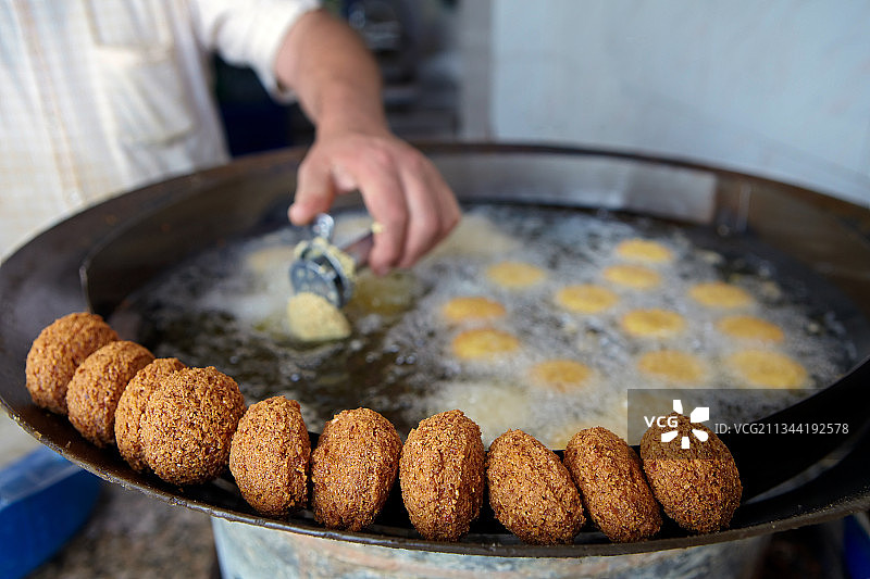 埃及：厨师在厨房准备食物的腰部视角图片素材
