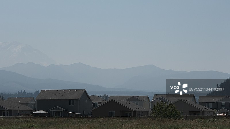 美国华盛顿州Enumclaw的房屋和山脉景色图片素材