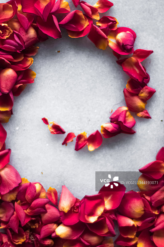 桌子上的鲜花高角度视图图片素材