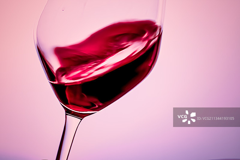 粉色背景下的葡萄酒杯特写图片素材