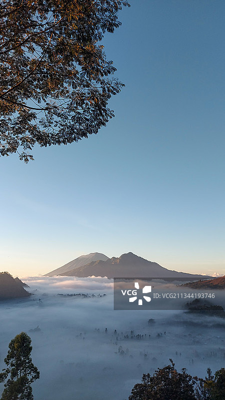 在晴朗的天空下的山景图片素材